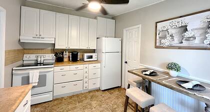 Newly Renovated Bright & Cozy Retreat