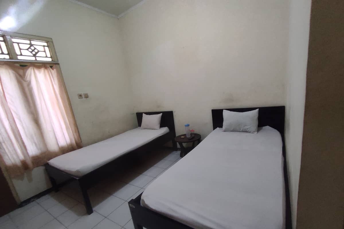 Basic Twin Room | Laptop workspace, free WiFi, bed sheets