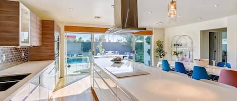 Fridge, oven, stovetop, dishwasher