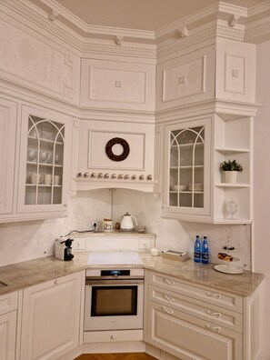 Mikroaaltouuni, uuni, liesi