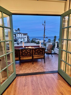 Interior - 117V - Modern Avalon house, WIFI, Golf Cart and patio with BBQ, Ocean Views (Avalon)