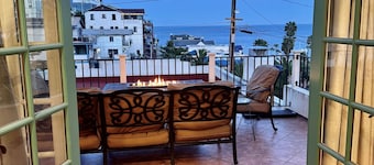 117V - Modern Avalon house, WIFI, Golf Cart and patio with BBQ, Ocean Views
