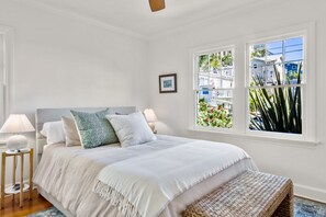 3 bedrooms, iron/ironing board, travel cot, WiFi - 117V - Modern Avalon house, WIFI, Golf Cart and patio with BBQ, Ocean Views (Avalon)