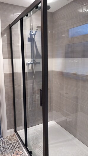 Hiustenkuivaaja, pyyhkeet, saippua, sampoo