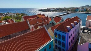 Ein Küstenort mit bunten Häusern und Blick auf das Meer.