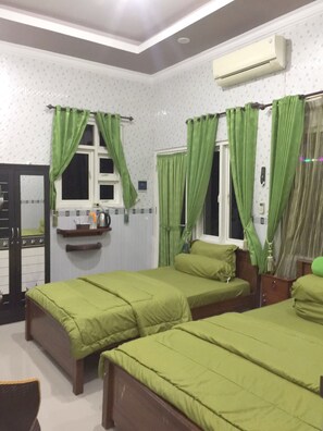 View from room - OYO Life 93055 Fathin Hotel (Sangkapura)