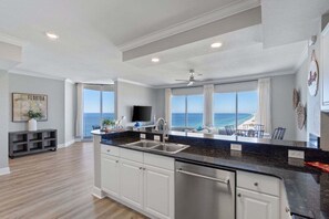 Frigorífic, microones, placa de cuina i rentaplats 