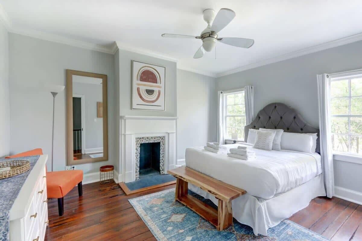 2 habitaciones, escritorio, tabla de planchar con plancha y wifi 