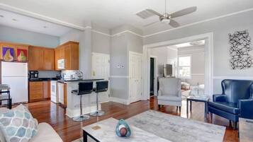 Een televisie en een kantoor