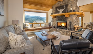 Smart-TV, Kamin, Stereoanlage