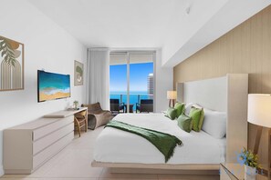 1 間睡房、書桌、熨斗/熨衫板、可攜式嬰兒床