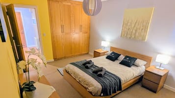 1 slaapkamer, een strijkplank/strijkijzer, gratis wifi, beddengoed