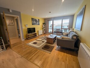 Smart TV - 12 Courthouse Square perfect for couples (Clifden)