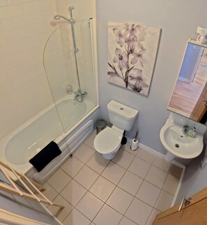 Bathtub, hair dryer, towels - 12 Courthouse Square perfect for couples (Clifden)