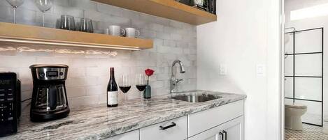 Refrigerador, microondas, cafetera y tetera y utensilios de cocina