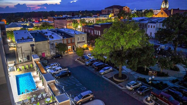 A hotel with a pool, parking, and a view of the town. - Spacious Retreat Near Lake Hartwell, Clemson & Greenville! (Anderson)