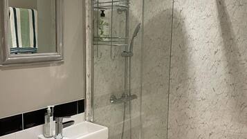 House, 1 King Bed | Bathroom | Shower, hair dryer, towels