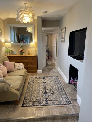 House, 1 King Bed | Living area