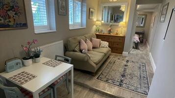House, 1 King Bed | Dining