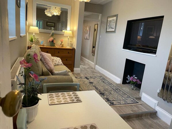 House, 1 King Bed | Living area