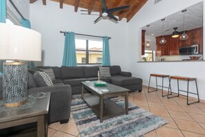 Condo, 2 chambres | Aire de séjour