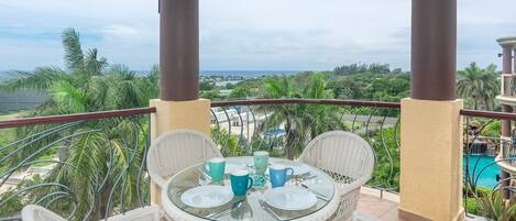 Condo, 2 phòng ngủ | Khu ẩm thực ngoài trời