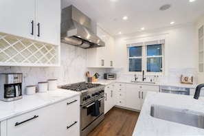 House, 5 Bedrooms | Private kitchen