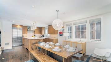 Townhome, 3 Bedrooms | Private kitchen | Fridge, oven, coffee/tea maker, toaster