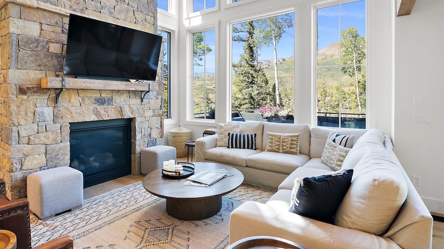 Overlook House 4 Bedroom Home by RedAwning