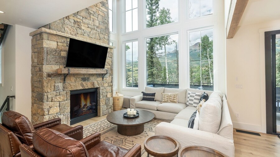 Overlook House 4 Bedroom Home by RedAwning