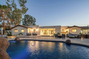 Una piscina al aire libre, una piscina climatizada