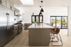 Fridge, microwave, oven, stovetop - Charming Desert Retreat w/ pickle-ball, gym, (Scottsdale)