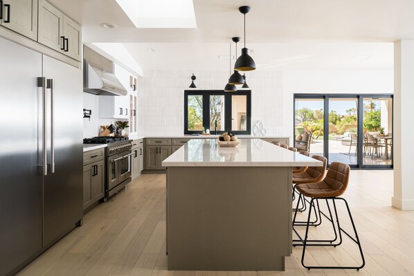 Fridge, microwave, oven, stovetop - Charming Desert Retreat w/ pickle-ball, gym, theater & more! (Scottsdale)