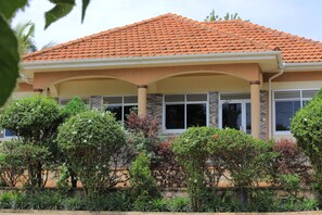 Executive Apartment | 1 bedroom, individually decorated, individually furnished, desk