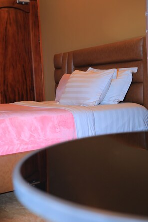 Deluxe Single Room | Individually decorated, individually furnished, desk, laptop workspace - Soser View Hotel Apartments (Entebbe)