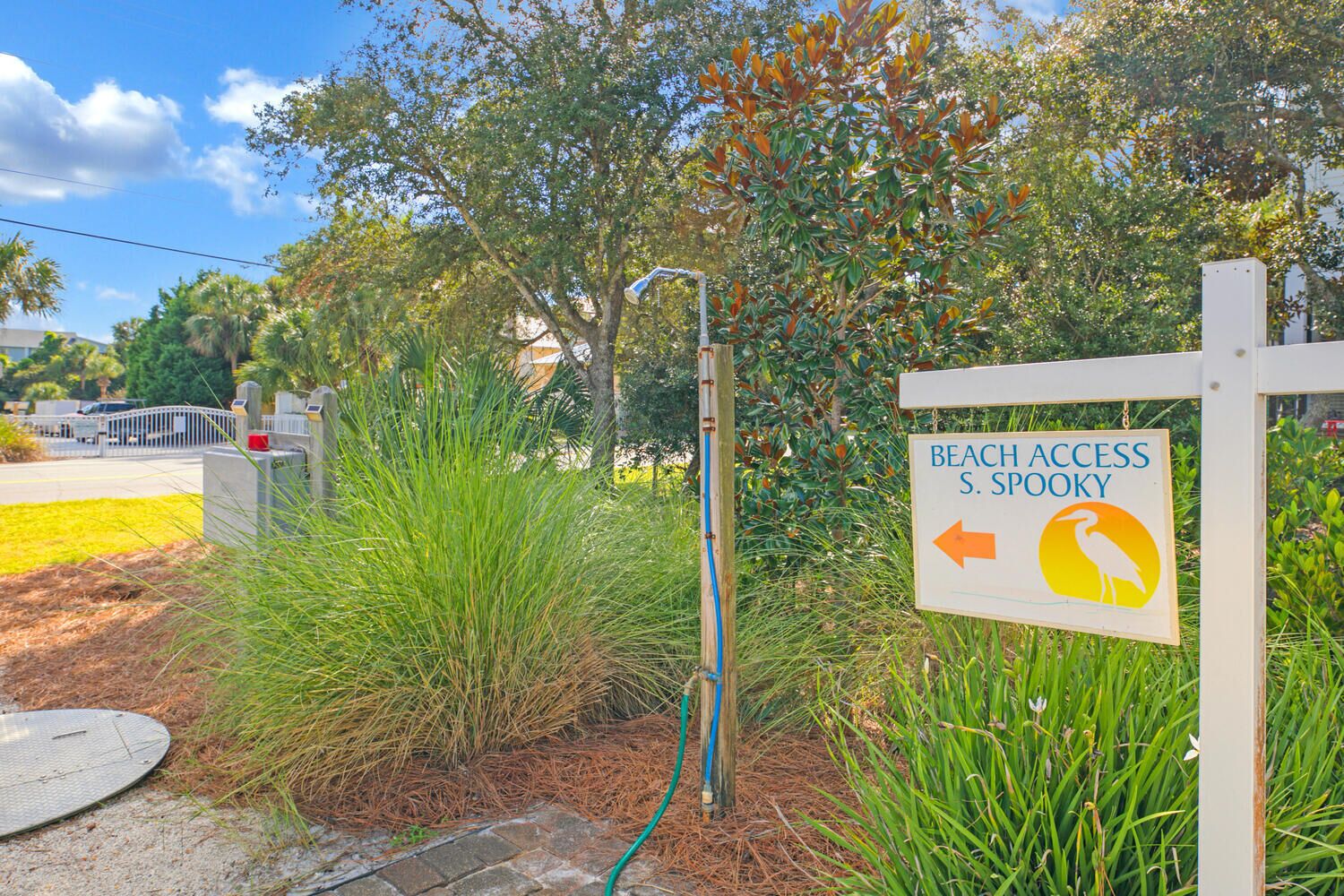 A sign indicating beach access to S. Spooky with an arrow pointing left.