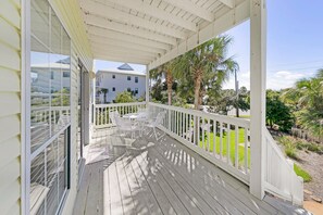 Outdoor dining - ☀️Short Walk to Beach-Pet Friendly-4 Bikes-Bluebonnet by the Beach☀️ (Santa Rosa Beach)