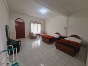 مساحة عمل للكمبيوتر المحمول وواي فاي مجانًا وملاءات أسرّة