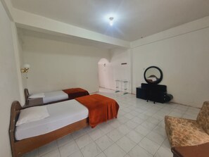 Comfort Twin Room - OYO 93062 Sibayak Multinational Rest House (Berastagi)