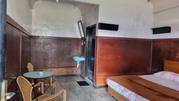 Kamar Double Standar | Ruang kerja ramah laptop, Wi-Fi gratis, dan seprai linen