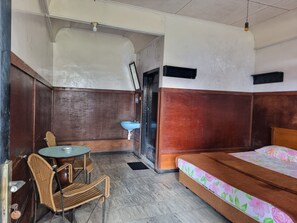 Standard-Doppelzimmer | Laptopgeeigneter Arbeitsplatz, kostenloses WLAN, Bettwäsche