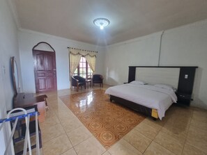 Laptop workspace, free WiFi, bed sheets - OYO 93062 Sibayak Multinational Rest House (Berastagi)