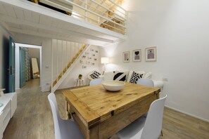 Design-Apartment | Wohnbereich | 40-Zoll-Flachbildfernseher mit Digitalempfang