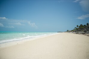 Chaises longues, serviettes de plage