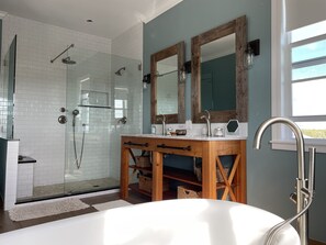 Douche, sèche-cheveux, serviettes fournies, savon