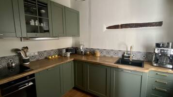 Coffee/tea maker, fridge, oven, stovetop