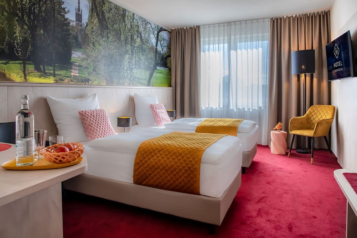 Classic Twin Room | Desk, laptop workspace, blackout drapes, soundproofing
