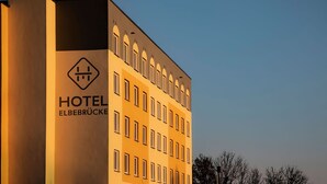 Um edifício de hotel com uma placa que diz 'HOTEL ELBEBRÜCKE'.