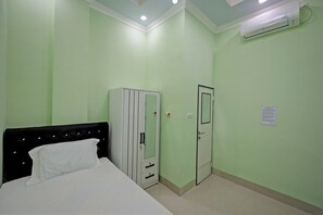 Standard Double Room | Free WiFi, bed sheets - OYO 93059 Homestay Zafirah (Makassar)