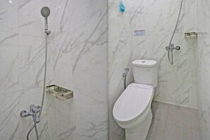 Standard-Doppelzimmer | Badezimmer | Dusche, Bidet, Seife